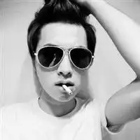 求一个系列的男生黑白头像,这个男生戴着墨镜,头发黑色尖尖的,有坏笑的,有抽烟的,穿着白色t恤,摆...