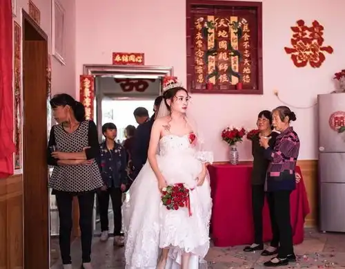 42岁女人二婚嫁给28岁男人,婚后一周苦不堪言嫩草并不好吃