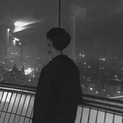 头像当我开始期待一个人回我消息的时候,我就知道又完了