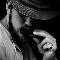 男生蹲着抱头显孤独沧桑图片微信头像图片大全