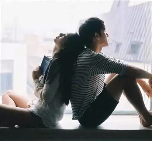 偷偷安了监控后,女同事来送文件,丈夫指使出门,发现他们的奸情