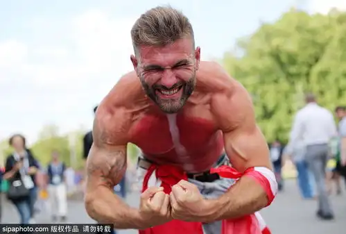 一言不合就秀身材世界杯球场上的霸气肌肉男