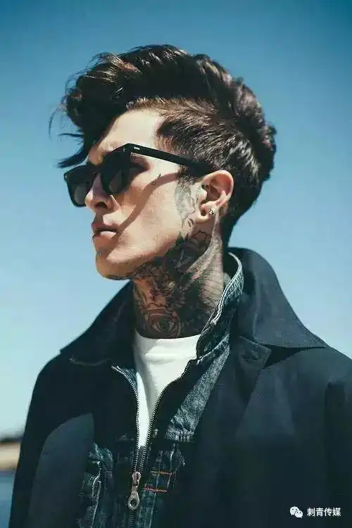 没个纹身好意思和姑娘们打招呼吗