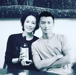 王菲依偎在男友人怀里小鸟依人,却被衣服上的不明物抢镜了