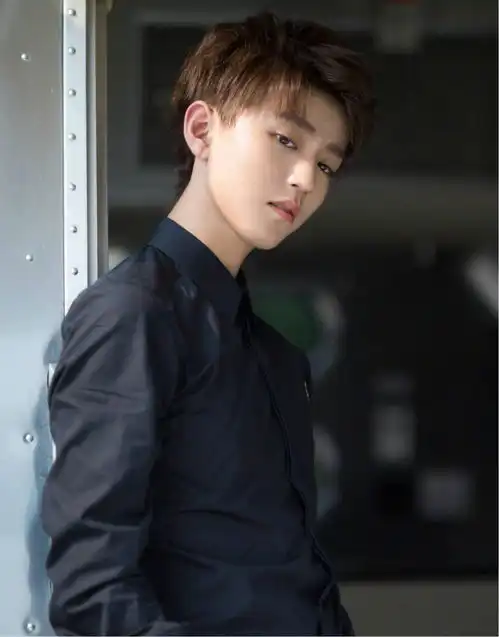 男星黑衬衫,蔡徐坤贵气朱一龙柔情,看到王俊凯是小王子啊