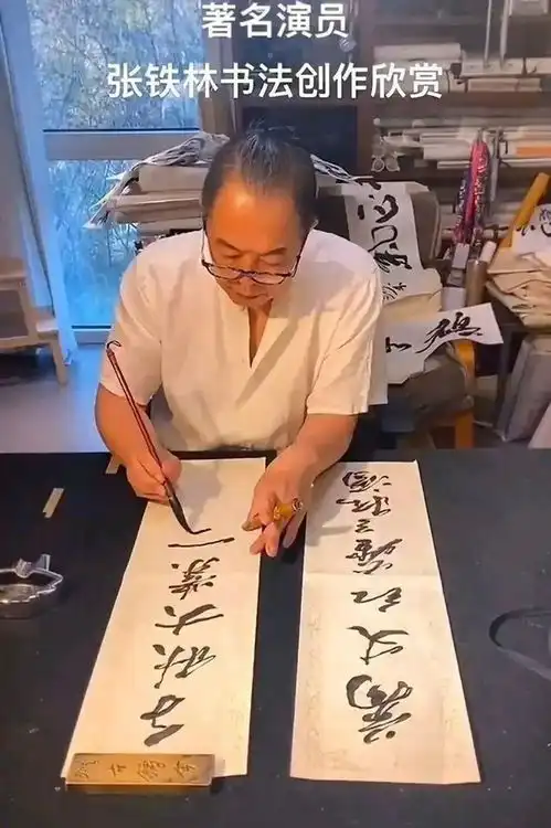 外籍艺人张铁林日常练习书法曝光,书法苍劲有力,人不年少字也老