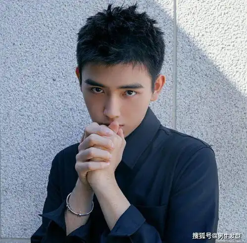 男生别嫌弃两边铲光短发,夏天就该这4款发型,清爽又帅气