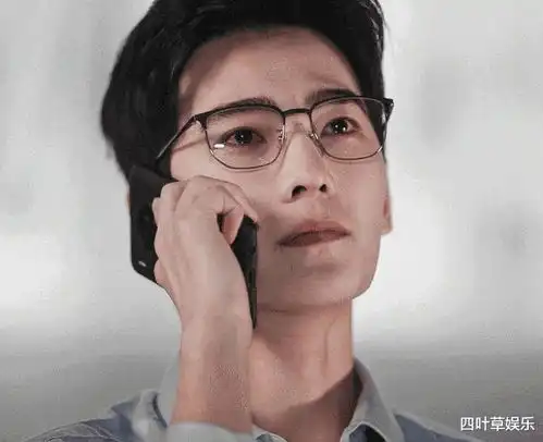 荣耀搜神号发射,38岁于途戴眼镜好苏,哪知手上的婚戒更抢镜