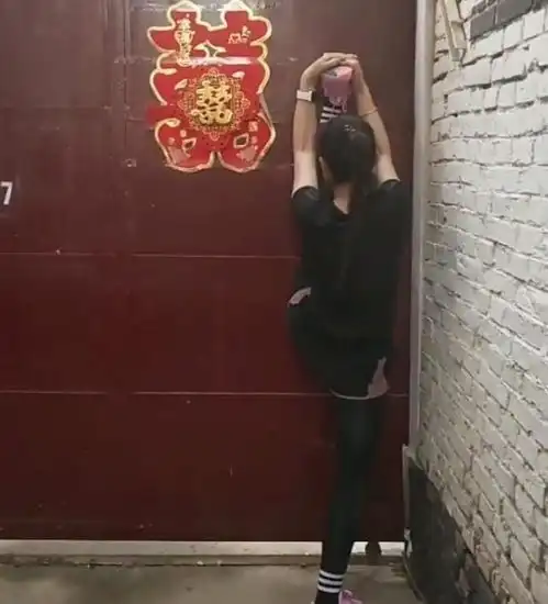 拍客太热情大衣哥家门口再遭堵门直播,劈一字马倒立还有送猪肉