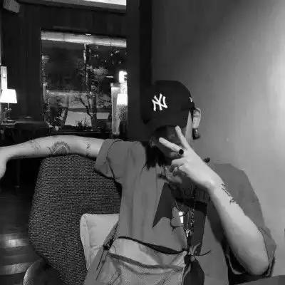 有人让我觉得温暖,伤感好看的男生黑白头像图片