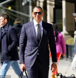 组图阿莱克斯拎包出街似走秀西装革履墨镜遮面气场不输男模