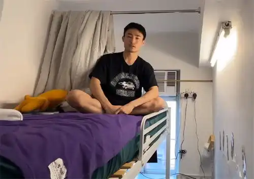 30岁大男生住12㎡劏房,逼仄蜗居半平米不敢浪费,网友太窒息了