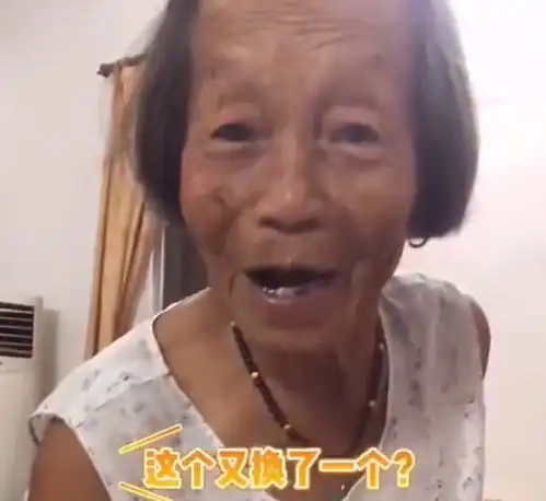 老江湖奶奶广东一表弟带女朋友回家,奶奶偷偷问又换了一个