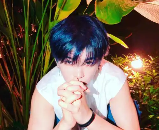 黄明昊变身蓝发少年,晒帅气库存照片,网友快停止散发魅力