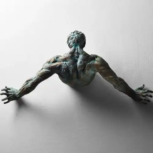 破墙而出的个性,艺术家普格利泽强劲伟岸的男性人体雕塑