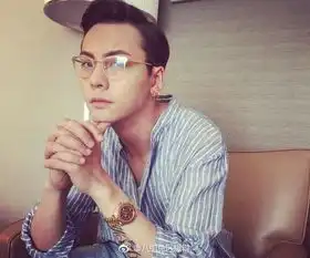 组图王俊凯鹿晗吴亦凡流量小生们眼镜造型盘点