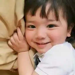 这个颜值逆天的小男孩卖起萌来,真的没女孩子什么事了