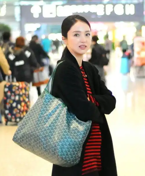 35岁董璇身材发福小腹突起疑似怀二胎,网友衣服都撑出弧度了