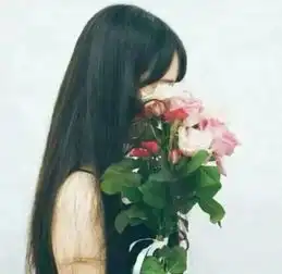 一张小清新头像,一个长发女生手捧一束花挡住了脸,像这样是正脸拜托知道的人发一下