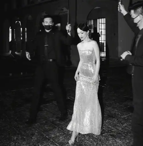 45岁周迅重回颜值巅峰,周公子雨夜大片太美,提裙踱步氛围感十足