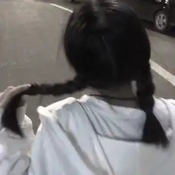 好看清纯女生头像背影侧脸,人生不在于拿有一手好牌