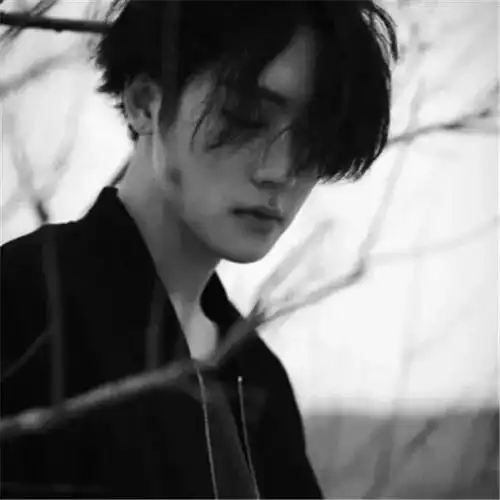 难以安眠的男生伤感头像走到散场可爱点