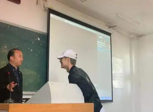 女大学生在教室睡了一夜,室友的回应引起争议,众人对其深表同情