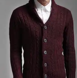 请问男生这件酒红色毛衣搭配什么裤子颜色,类型如下图