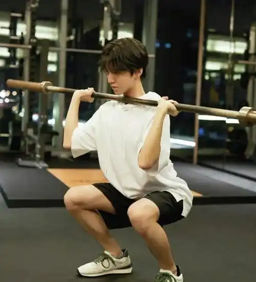 王俊凯发文告别健身餐,为拍戏太敬业了