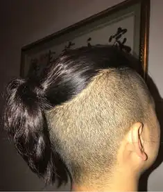 男生留了半年的头发,终于扎成小辫