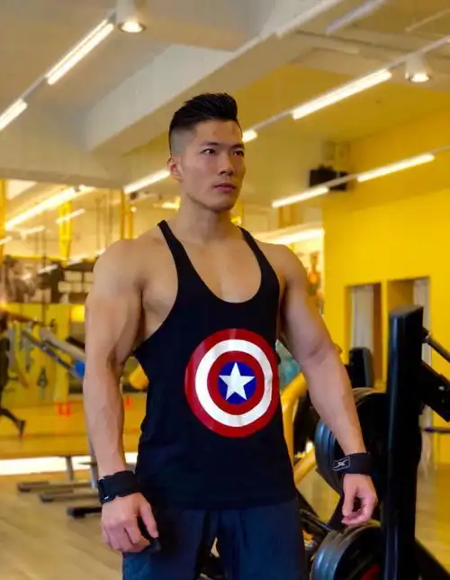 是健身私教,也是周杰伦mv男主角,邓紫棋帮唱,刘畊宏训练搭档