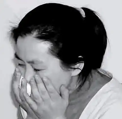 6岁儿子被杀凶手拒绝赔偿,单亲妈妈用硫酸泼仇家女儿,是谁的错