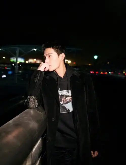 杨洋出发巴黎男装周,长外套配卫衣一身黑帅气硬朗,小鲜肉变型男