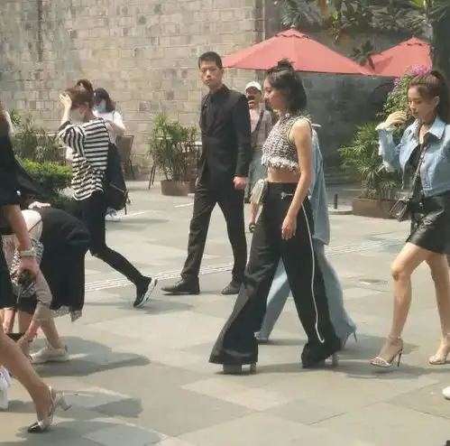 杨超越踩恨天高背名包,粉丝包咖啡厅捧场,网友村花一定要出道