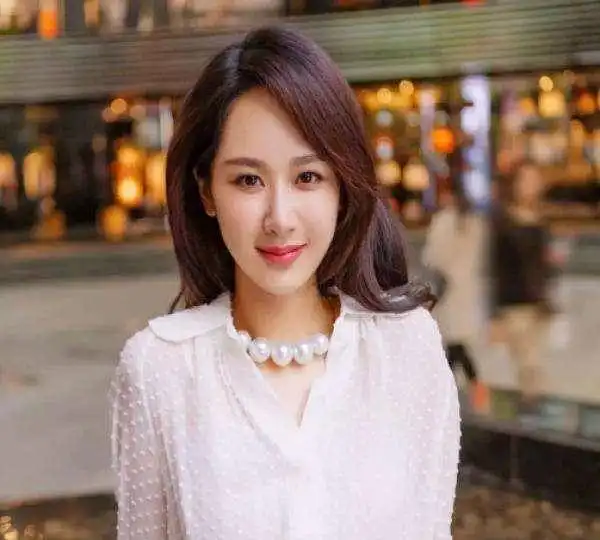 杨紫为母校北电庆生,晒毕业时手册自己性别男,她非常励志
