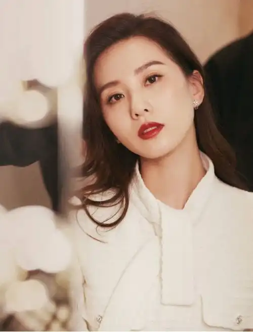 刘诗诗是什么人间仙女白色套装优雅又高贵,名媛气质满分