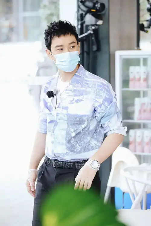 黄晓明留起了胡子,再穿上一件西装,怎么看怎么有男人味