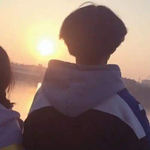 2020抖音最火的情侣头像一人一半情侣专用