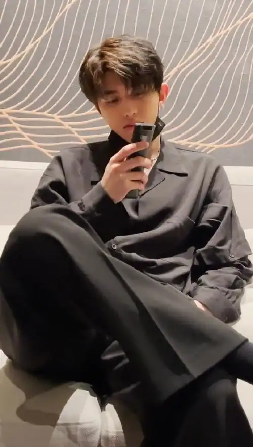 210416奔跑吧抖音为坤坤打歌黑衬衫男友风的坤子太有代入感了