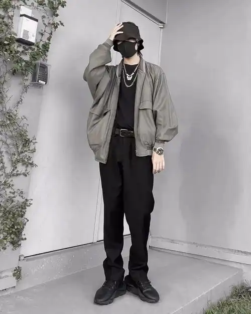 低调经典的黑色休闲裤,是懂时尚的男士必备,尤其适合上班族