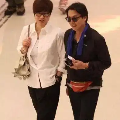 70岁男星中风,无子女靠小20岁妻子照顾,经典角色是大侠商人皇帝