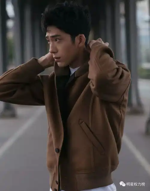 王俊凯张艺兴刘昊然黄景瑜,男明星的时装周造型,最具表现力的原来是他