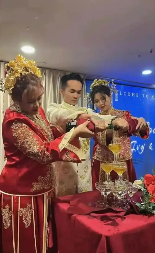 两女共侍一夫,华裔男子一起迎娶两位新娘,三人行婚礼现场曝光