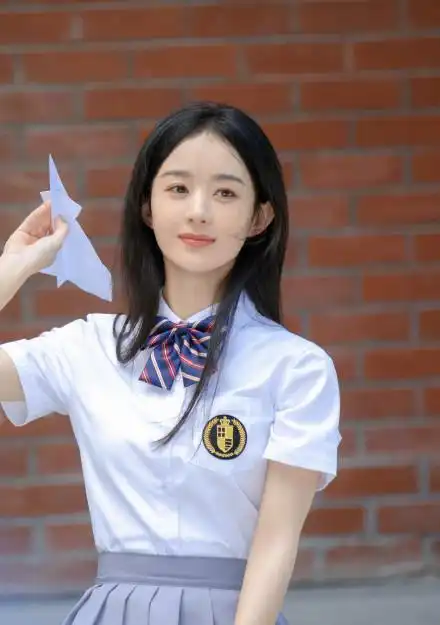 穿校服的女明星,杨紫清纯,热巴活泼,颖宝元气,最绝的还是她