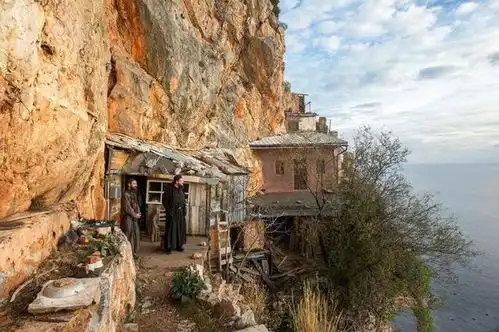 圣山隐居3千僧侣,与世隔绝孤独一生,一辈子都不知道什么是女人