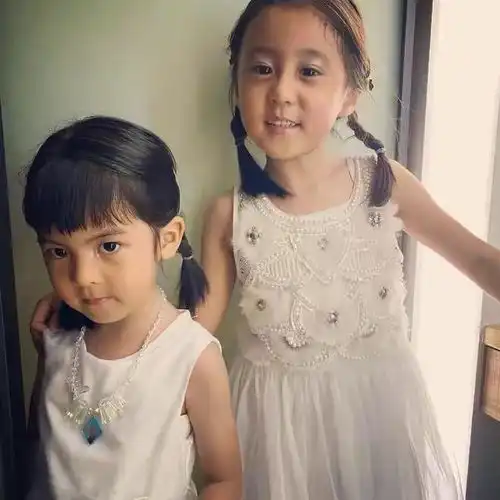 贾静雯晒美照15岁长女露正脸变成大美女,老二老三穿白裙太漂亮