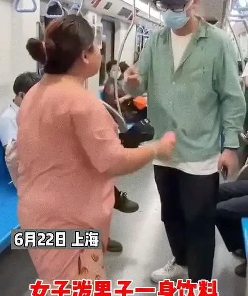 上海女子地铁上不戴口罩还喝饮料,男子劝阻反遭辱骂,结局很舒适