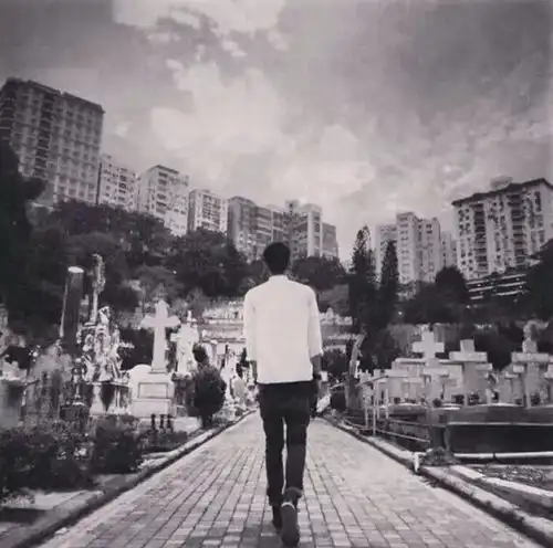 谁将声震人间他必长久缄默谁将手持闪电他必长久暗淡大哥