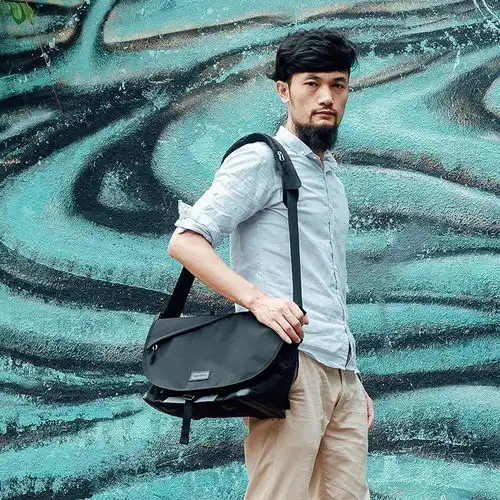 型男都在用的万能包3种背负方式,商务精英1秒变身运动达人