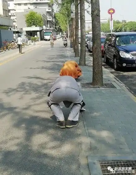 虔诚两男子为修行从赵县十步一叩首到西安,还要走三个多月去峨眉山